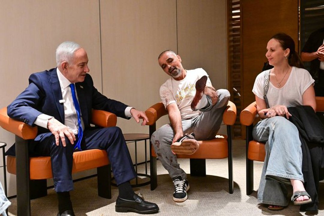 Benjamin Netanyahu abraza a uno de los pasajeros que redujo al atacante del vuelo de FlyDubai
