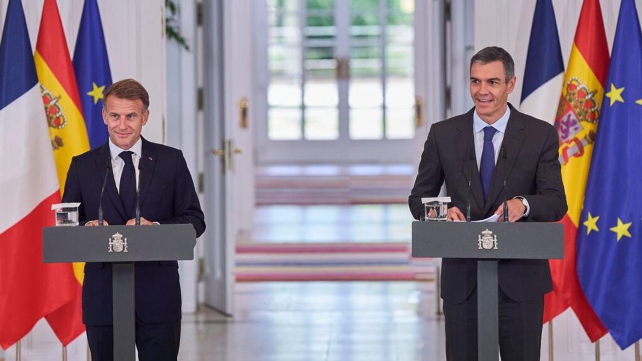 Emmanuel Macron y Pedro Sánchez durante una reunión oficial sobre la Unión Europea