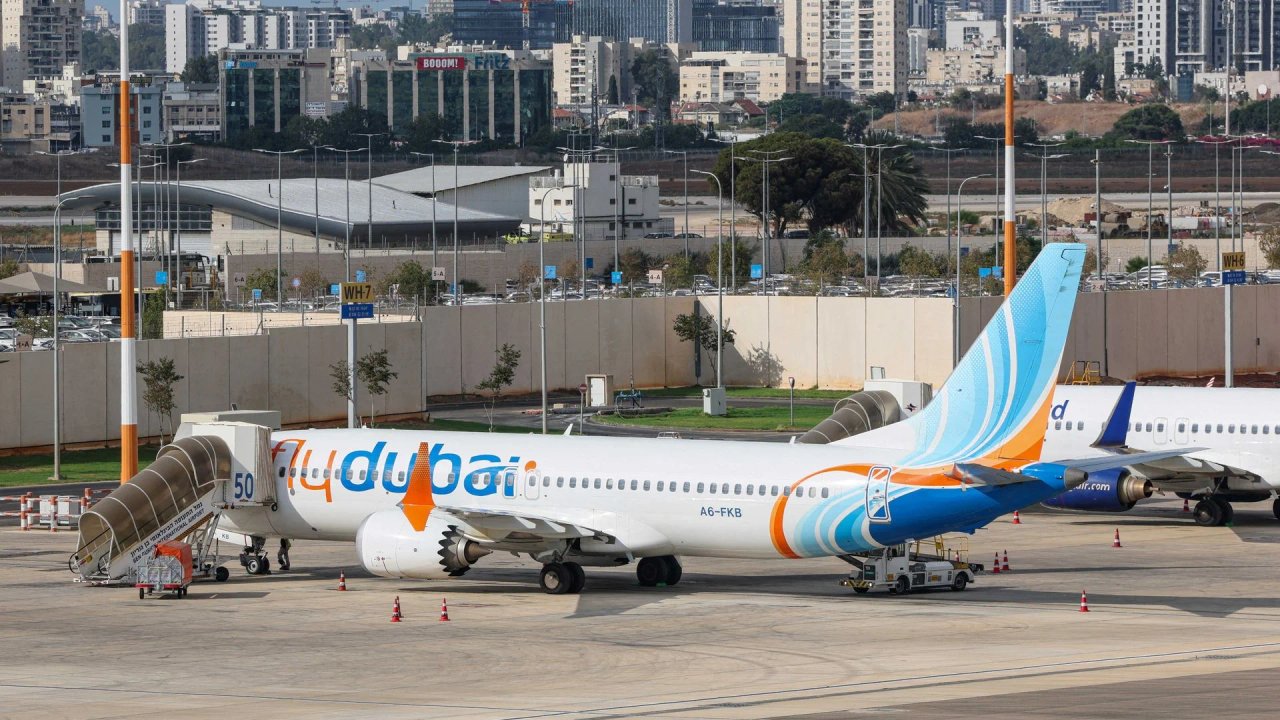 Avión de Flydubai en pista de aeropuerto