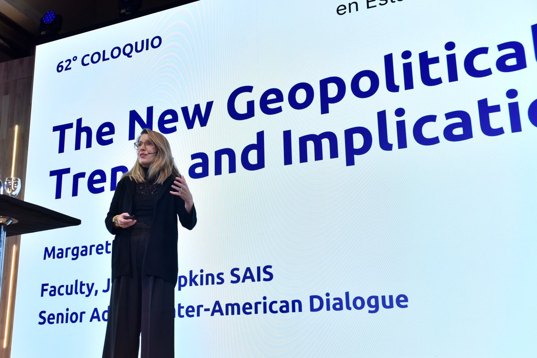 Margaret Myers expone sobre la competencia entre Estados Unidos y China en el Coloquio de IDEA