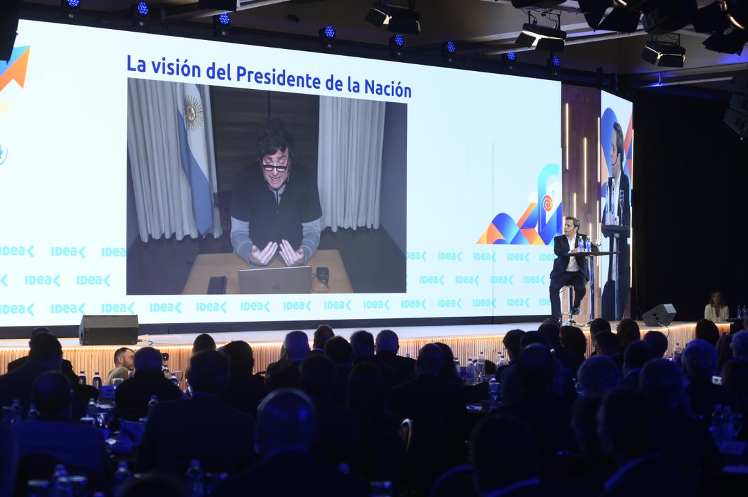 Milei apuntó a Kicillof en IDEA: “Es casi insultante tener que debatir con un comunista“