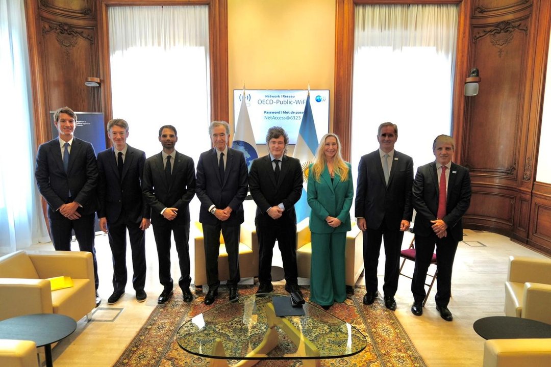 Javier Milei reunido con el CEO de LVMH en París