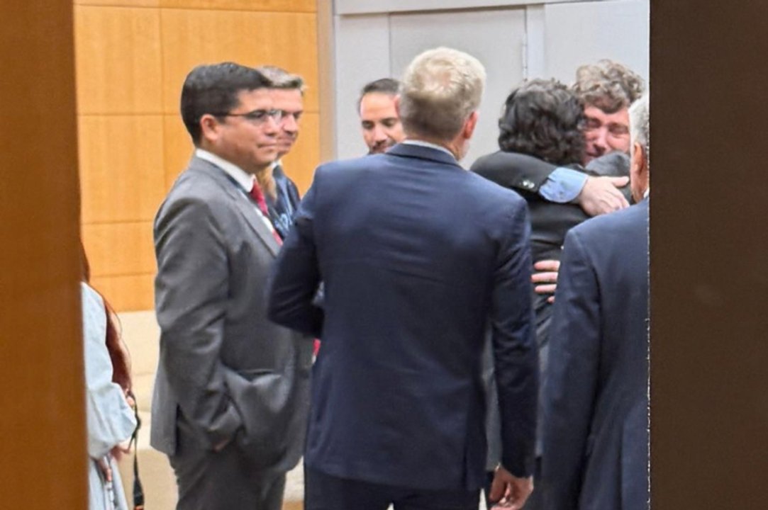 Javier Milei junto a gobernadores argentinos en la OCDE, en París