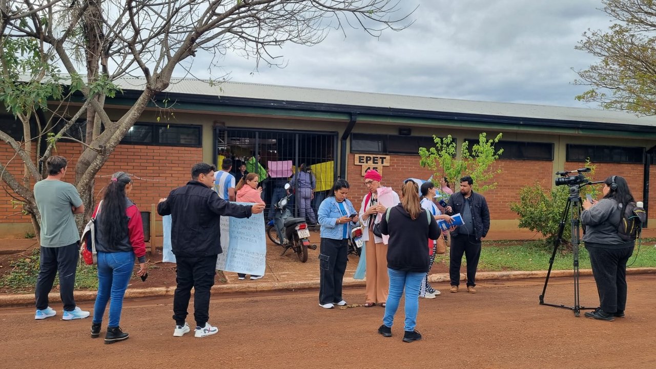 Padres y estudiantes frente a la EPET 45 de Posadas durante la protesta
