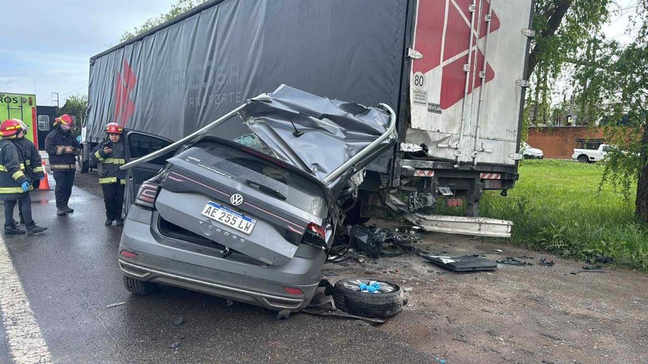 Tragedia en Brandsen: un muerto y un herido por el choque frontal entre una camioneta y un camión