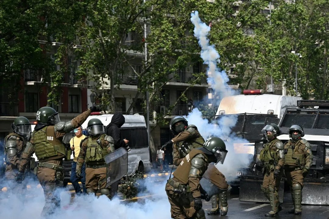 Manifestantes y Carabineros enfrentados en protesta estudiantil en Santiago de Chile