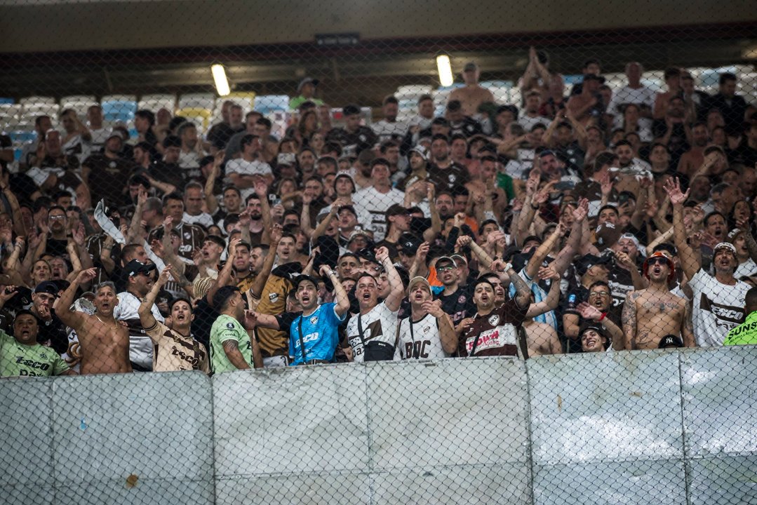 Hinchada de Platense en el estadio Ciudad de Vicente López