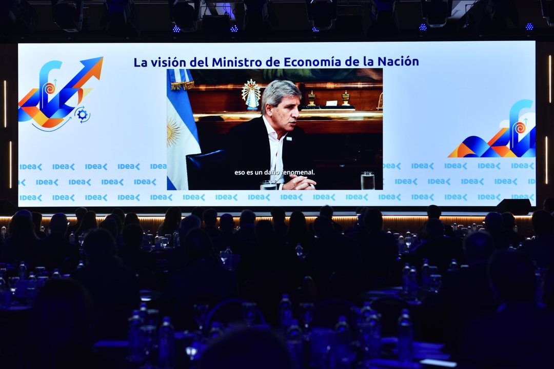 Caputo pidió confianza a los empresarios y atribuyó la suba del riesgo país al “temor a volver al infierno”