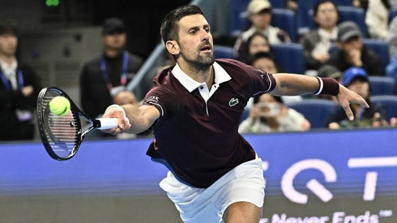 Djokovic da vuelta el partido y avanza a cuartos en Pekín