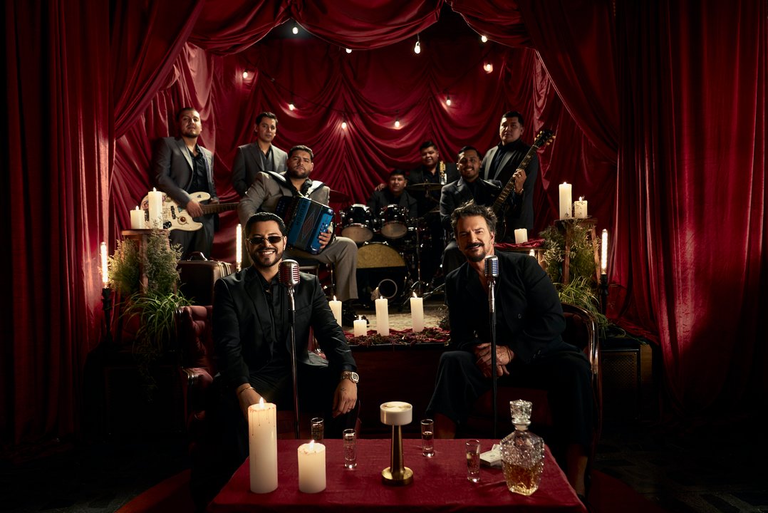 Ricardo Arjona y Grupo Firme presentan el sencillo Amor Factura