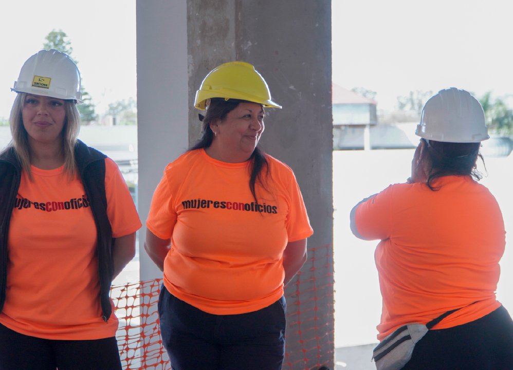 Mujeres capacitándose en oficios tradicionalmente masculinos en Córdoba