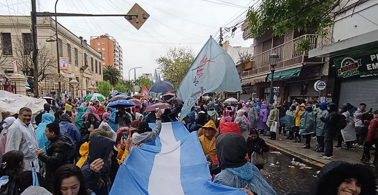 Dejó de llover y miles de fieles continúan la marcha hacia Luján