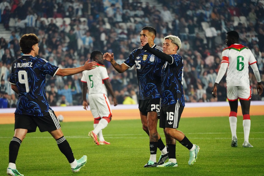 Argentina goleó a Burkina Faso en un partido sin equivalencias