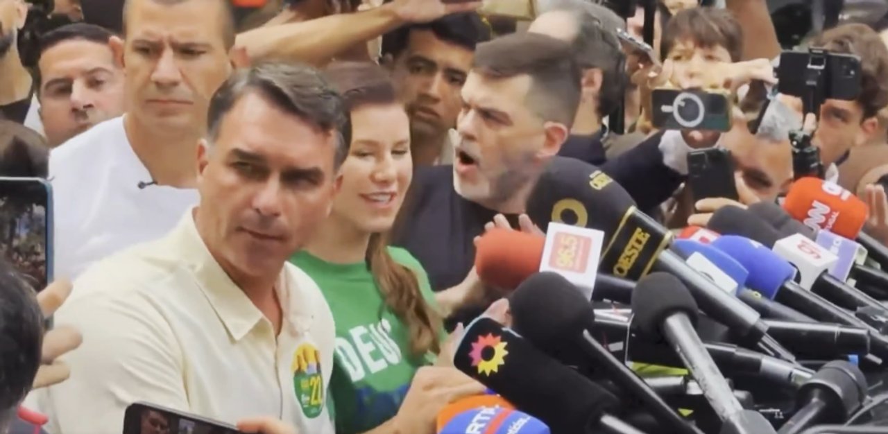 Flávio Bolsonaro emite su voto en Río de Janeiro durante las elecciones en Brasil