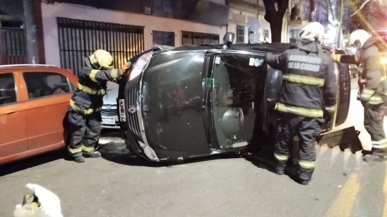 Choque y vuelco en Belgrano: una persona herida