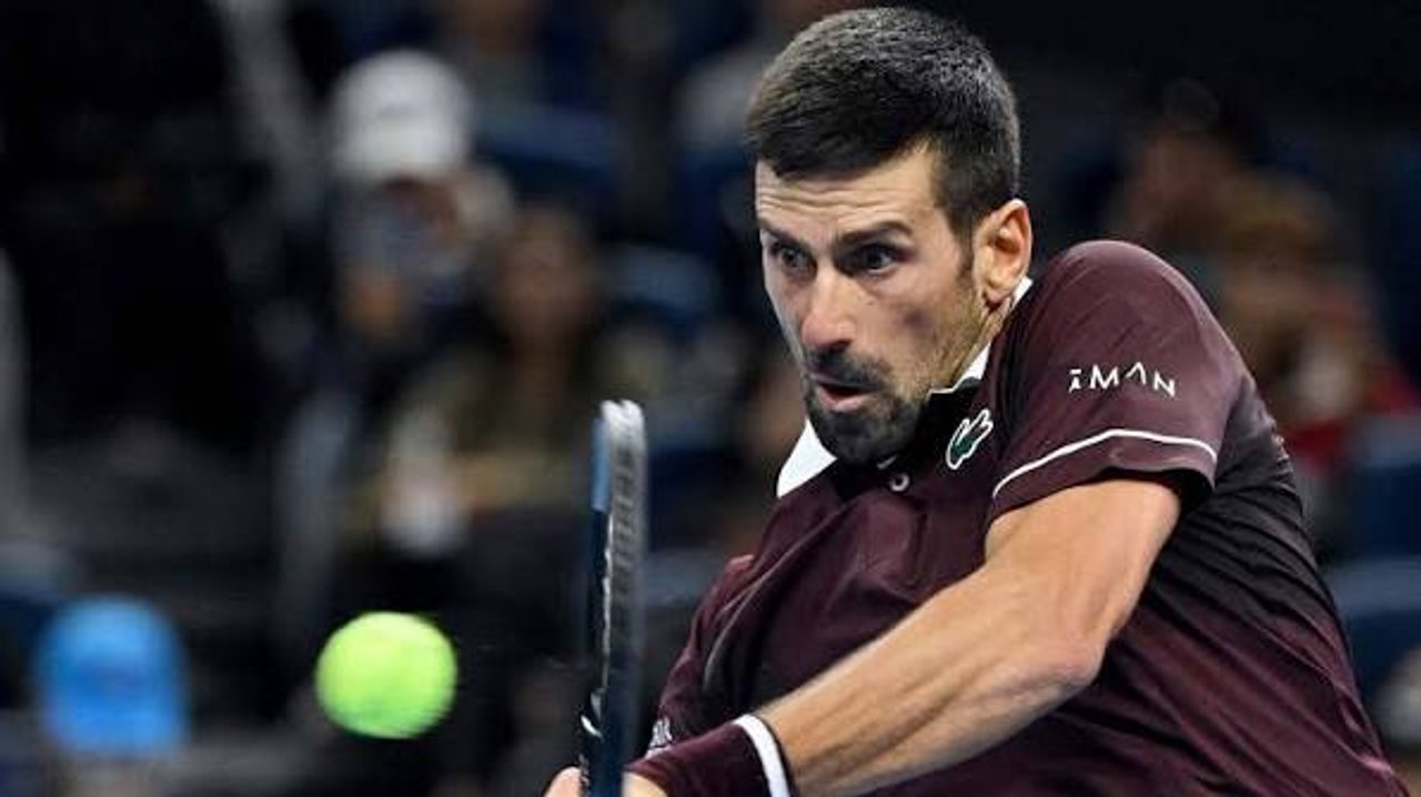 En un dramático desenlace, Djokovic le ganó a Medvedev y se metió en la final del ATP 500 de Beijing