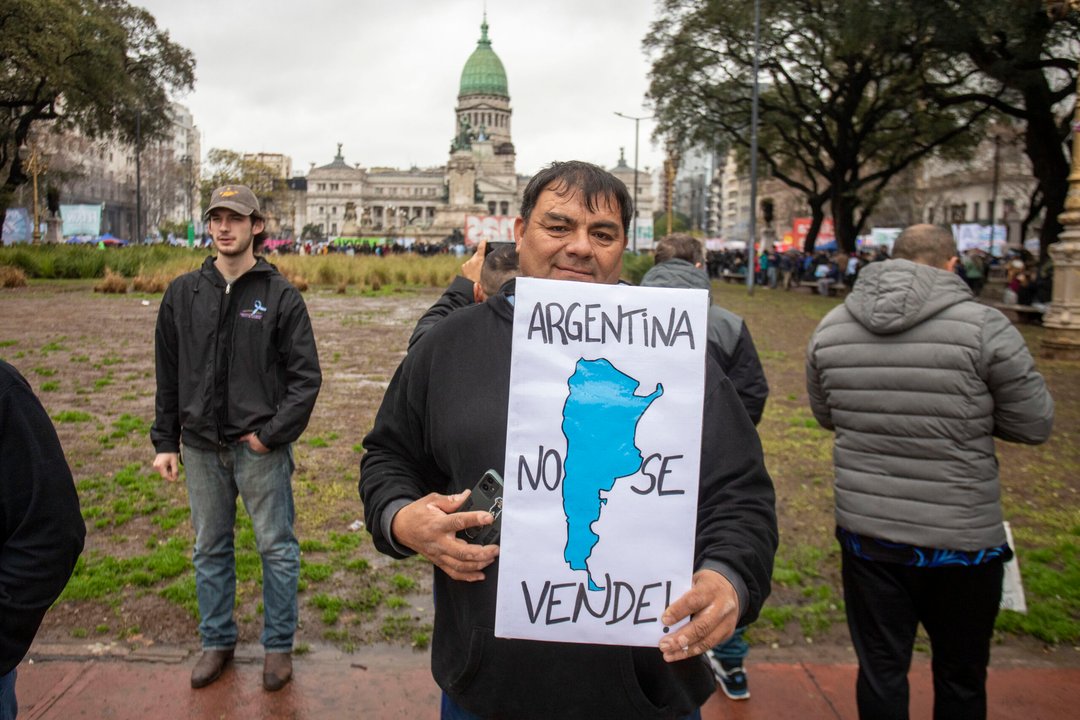 Organizaciones políticas y gremiales marchan contra el fallo de la Corte por Ley de Tierras