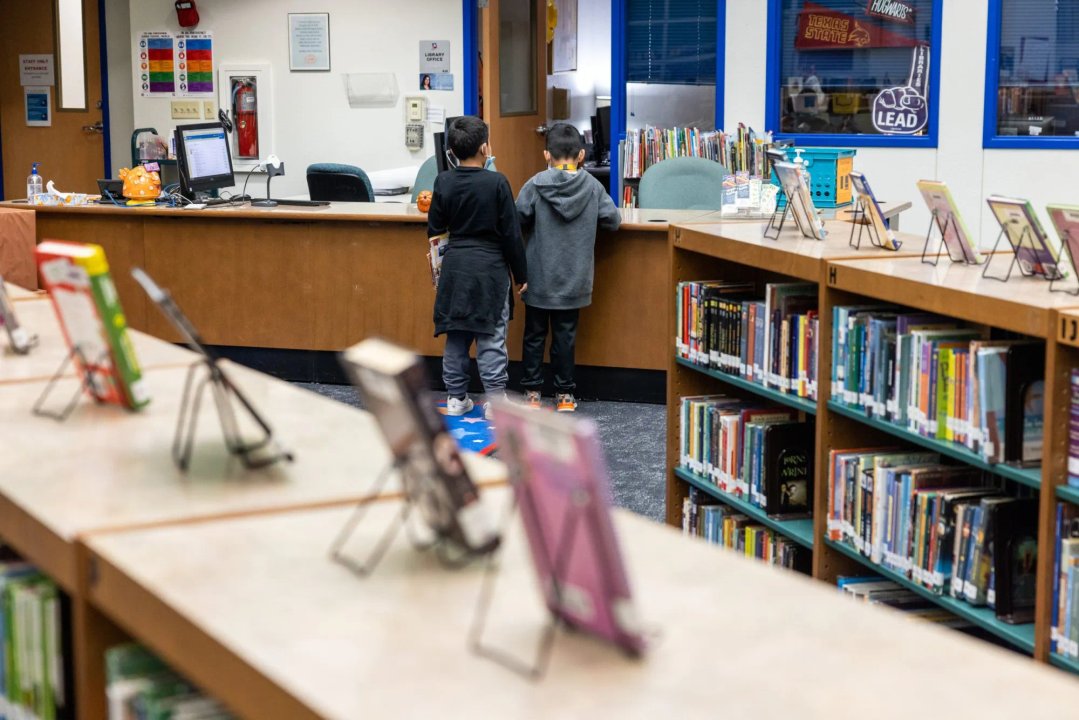 Biblioteca escolar en Estados Unidos con estantes de libros