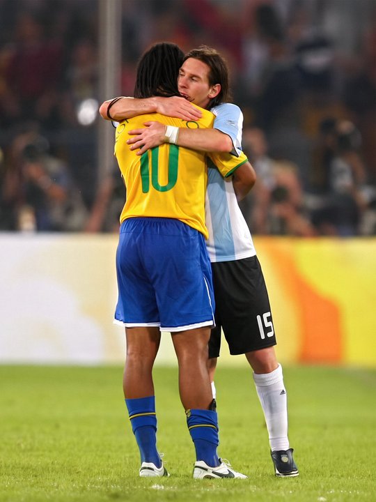 “Qué placer haber formado parte de tu historia”, Ronaldinho saludó a Messi por su retiro de la Selección