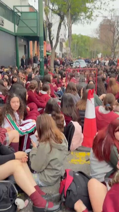 Alumnos de una escuela en Lomas de Zamora crearon fotos de sus compañeras desnudas con IA para venderlas