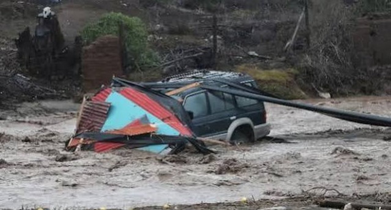 Impactante aluvión en Santiago de Chile y sus alrededores