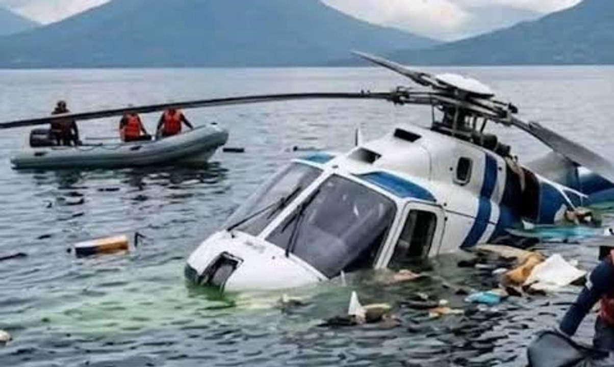 Guatemala: un helicóptero cayó al Lago de Atitlán y sus ocupantes se salvaron de milagro