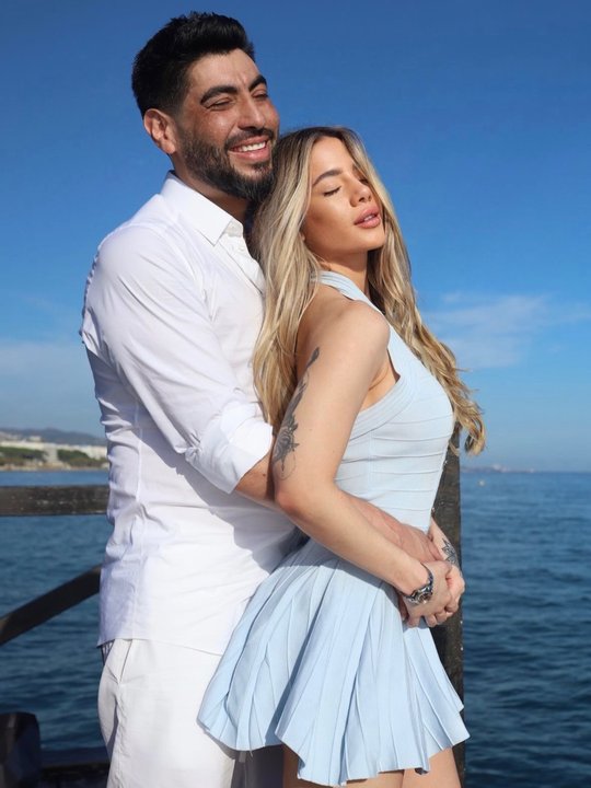 Facundo Moyano y Candela Arizaga presumen su amor desde España