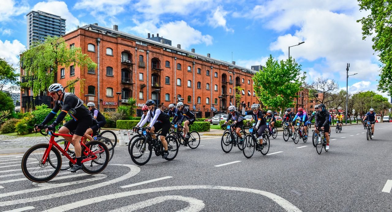 Más de 3.500 ciclistas correrán por avenidas y autopistas de la Ciudad en el Gran Fondo Buenos Aires