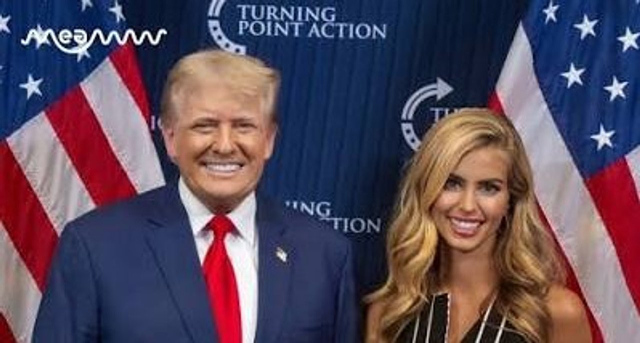Donald Trump junto a su nueva secretaria de Prensa, Katie Zacharia