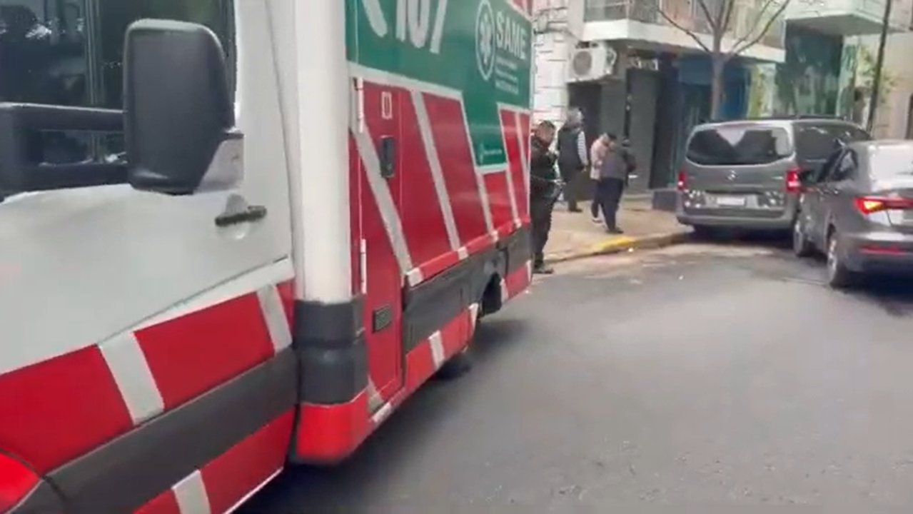 Un auto terminó dentro de un ex banco y hubo otros cuatro choques durante la madrugada en la Ciudad