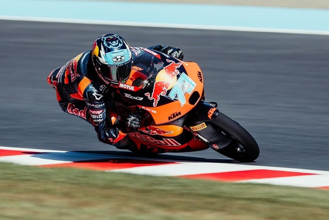 Pilotos de Moto3 compitiendo en el circuito de Mandalika, Indonesia