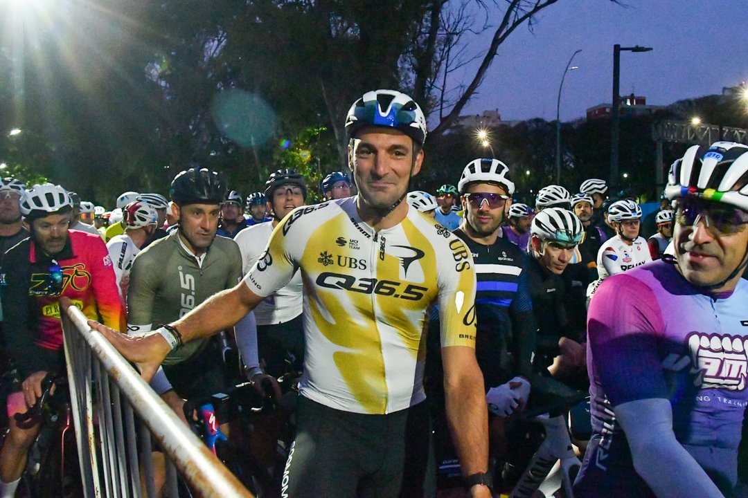 Lionel Scaloni participando del Gran Fondo Buenos Aires en bicicleta