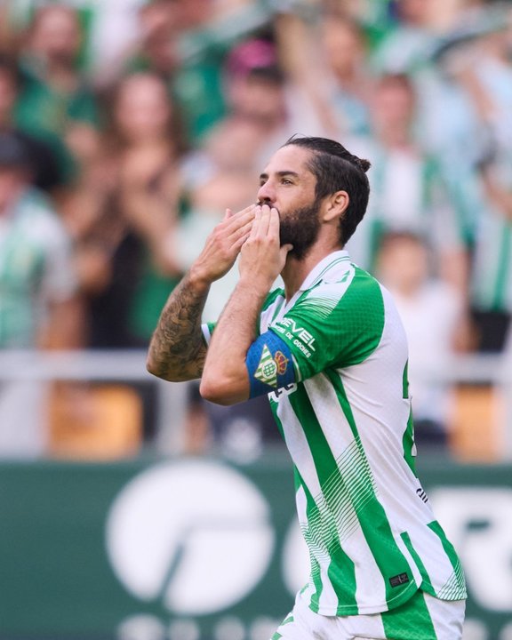 El Real Betis goleó al Osasuna y sigue entre los líderes de LaLiga de España