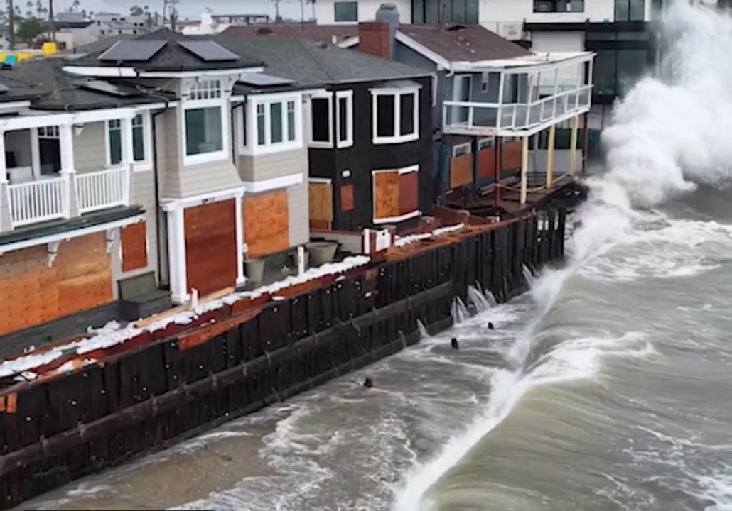 La tormenta Rachel golpeó California con olas gigantes, viviendas dañadas y evacuaciones