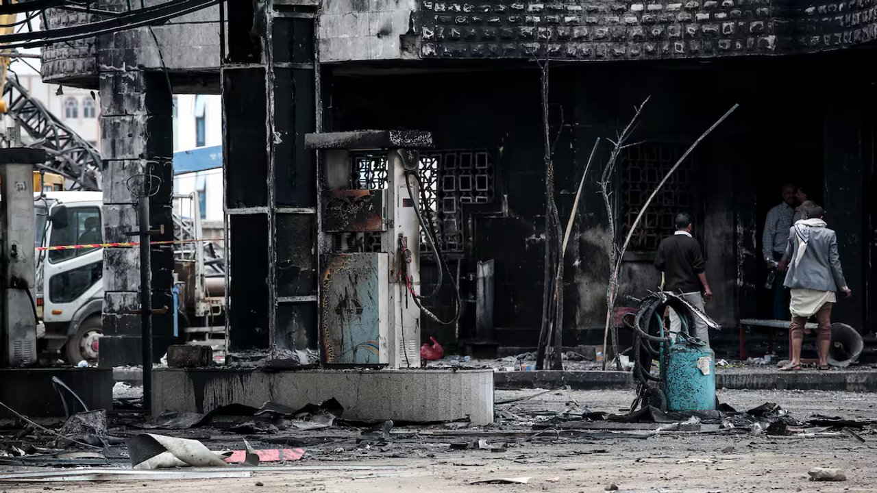 Arabia Saudita bombardea el principal depósito de combustible en la capital de Yemen