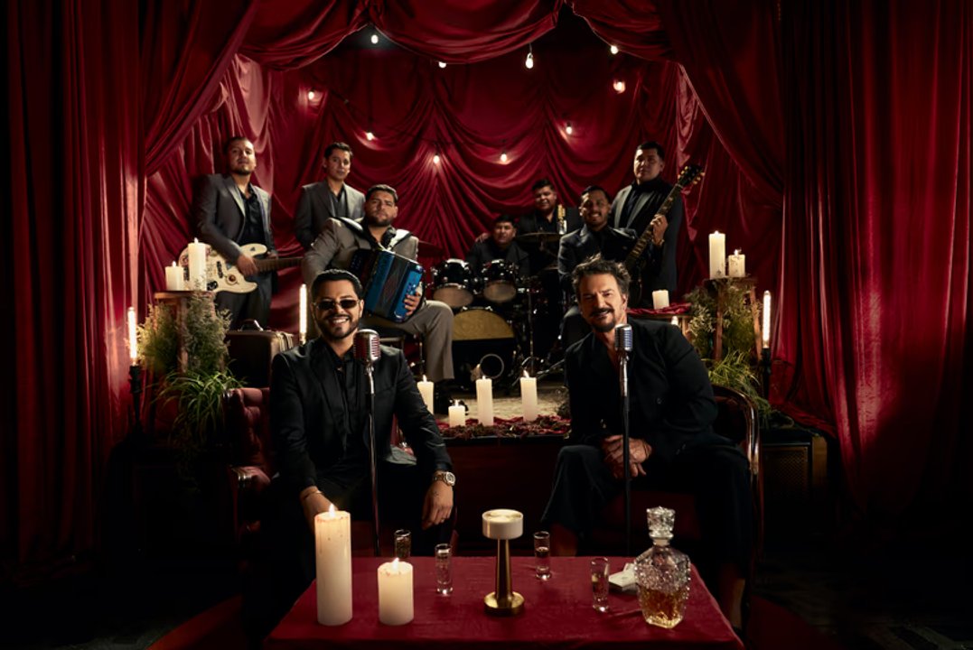 Ricardo Arjona y Grupo Firme en su colaboración Amor factura