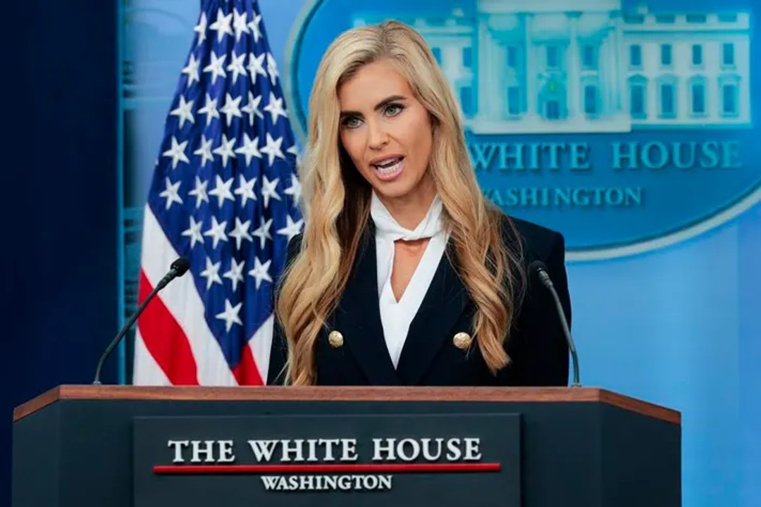 Katie Zacharia en su primera rueda de prensa en la Casa Blanca