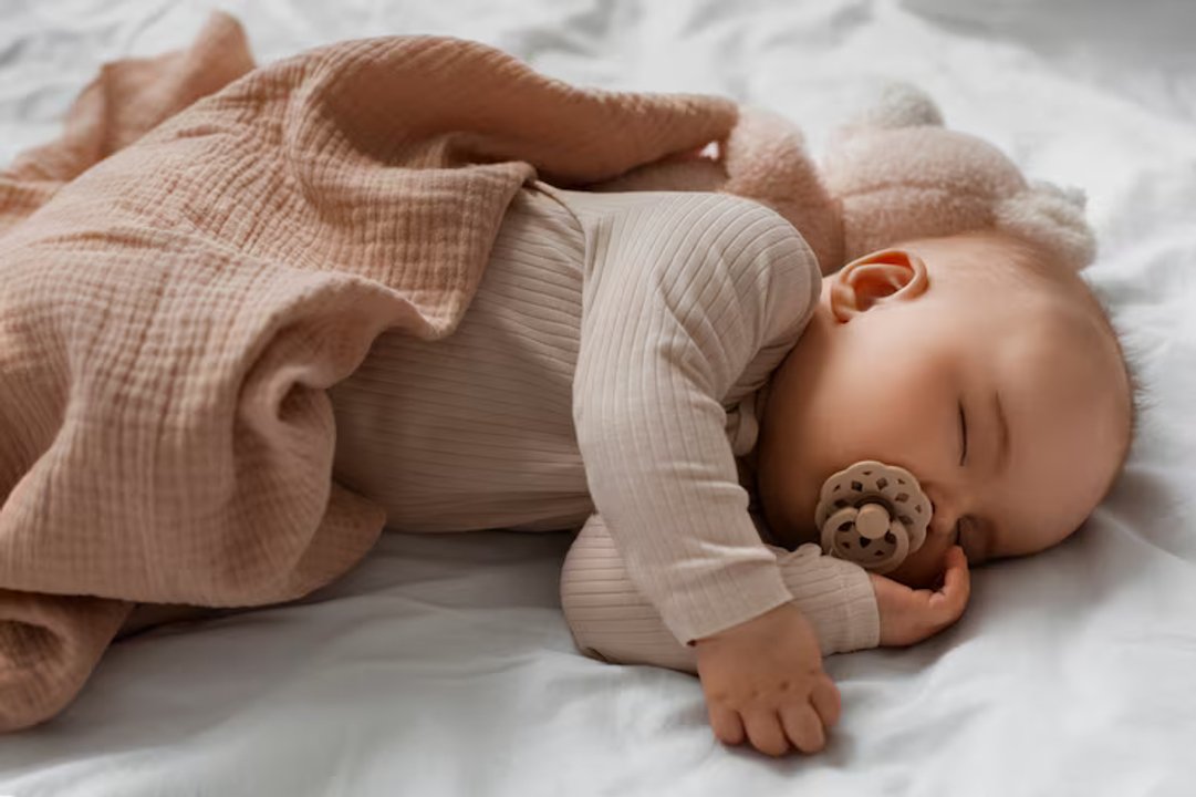 Bebé durmiendo en su cuna en posición segura