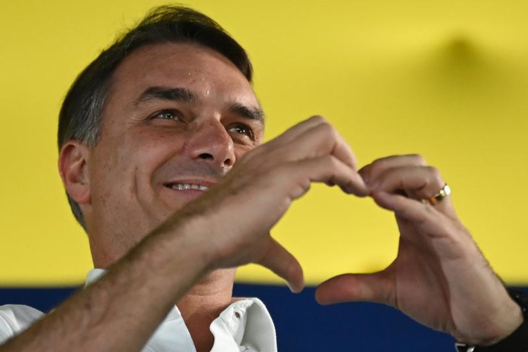 Flávio Bolsonaro se pronunció a favor de reducir la jornada laboral y visitó a su padre