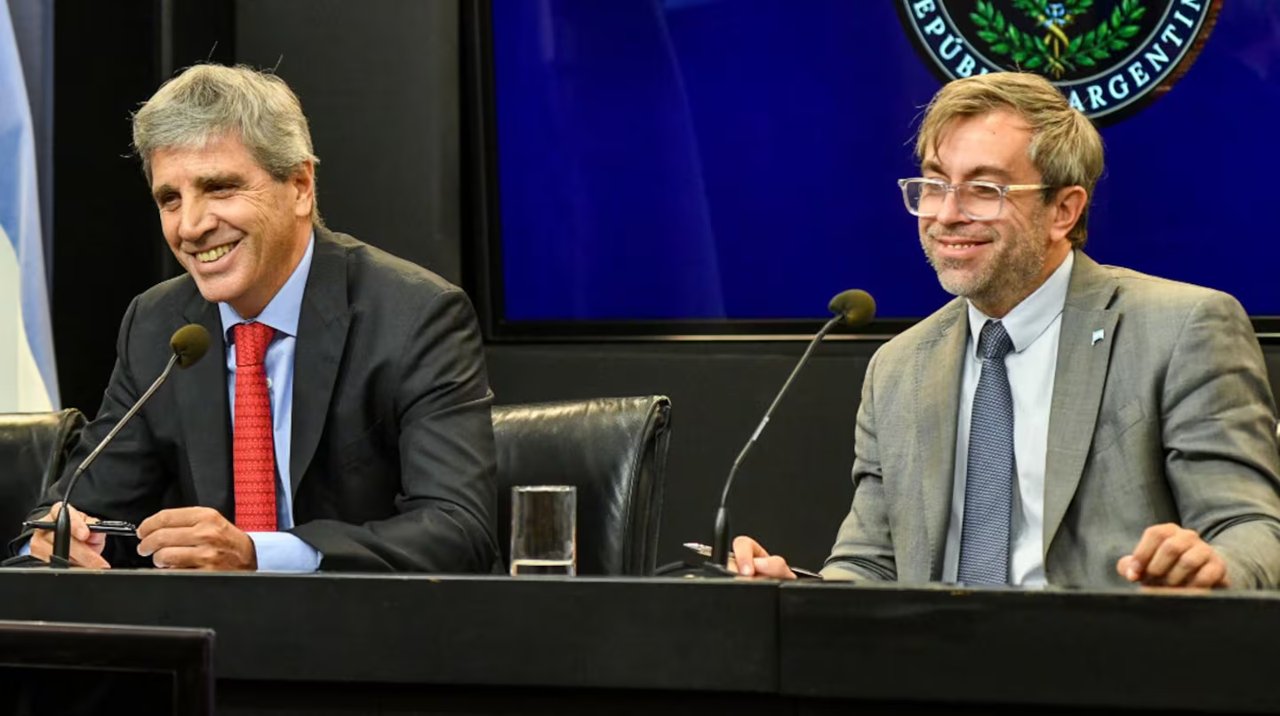 El secretario de Finanzas Federico Furiase junto al equipo económico