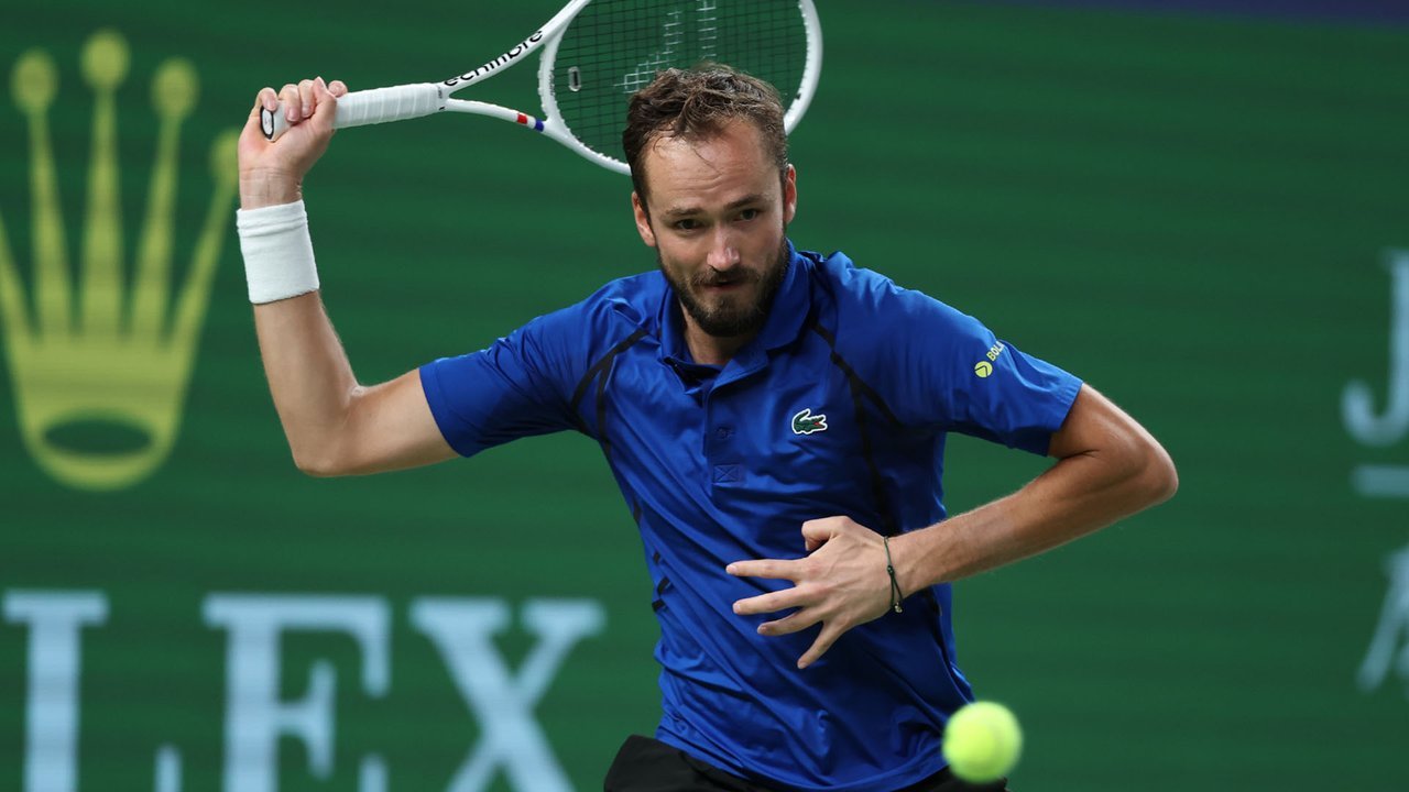 Medvedev se impone a Tsitsipas y avanza a cuartos en Shanghái