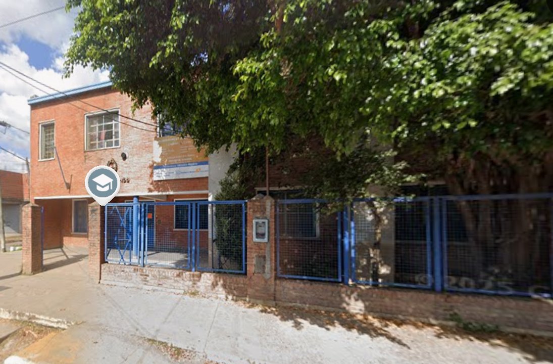 Patrullero policial frente a una escuela de Villa Dorrego