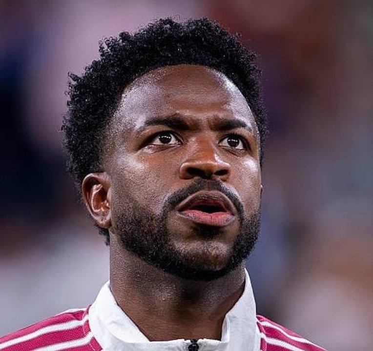 Vinicius Junior discute con el árbitro tras su expulsión en Real Madrid-Villarreal