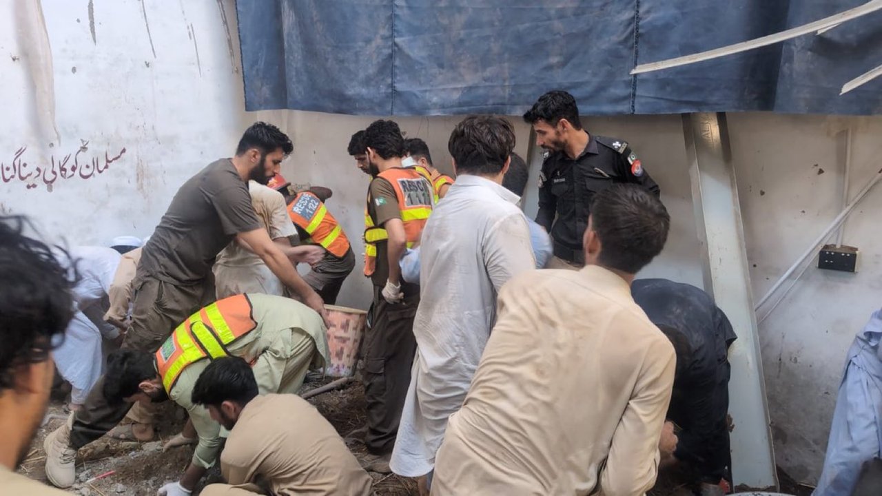 Operativo de rescate tras el derrumbe de una escuela en Pakistán