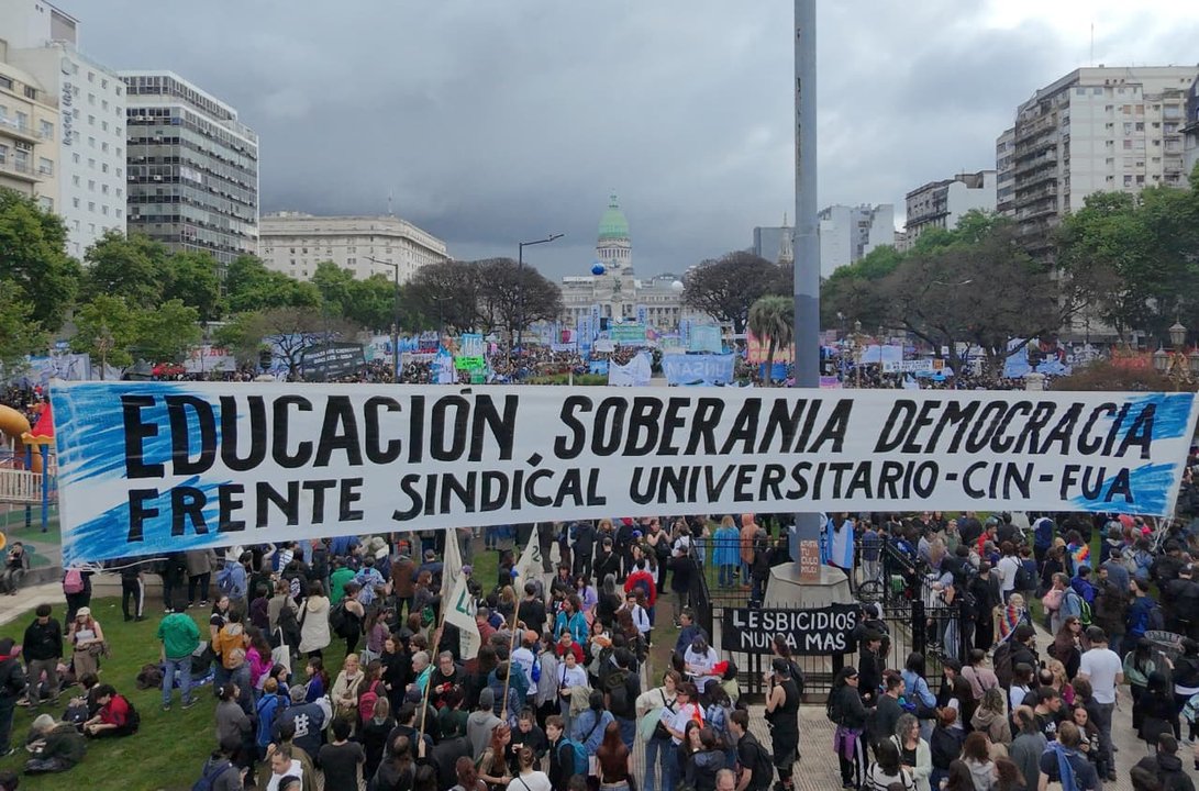Manifestantes y fuerzas de seguridad frente al Congreso durante la Marcha Universitaria