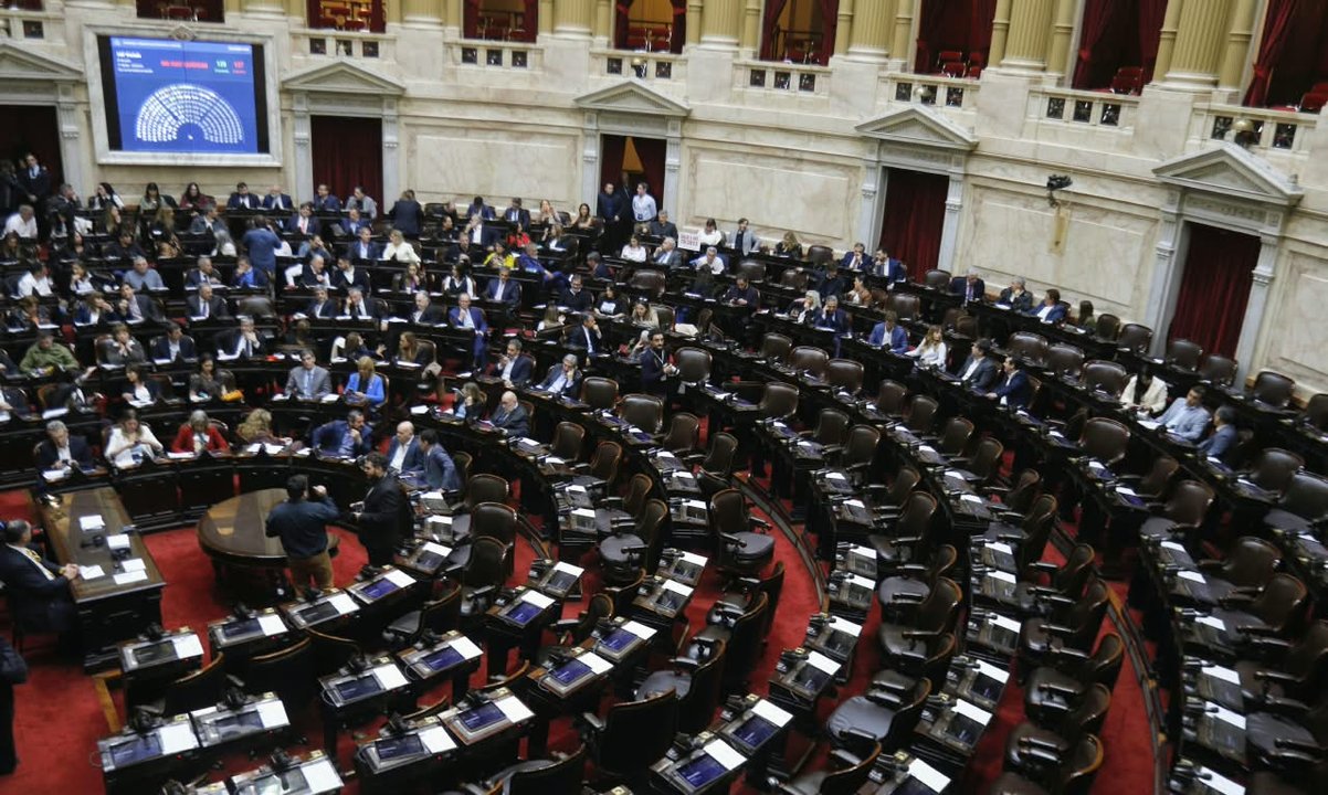 Bancas vacías en la Cámara de Diputados durante el debate por el DNU 70/23