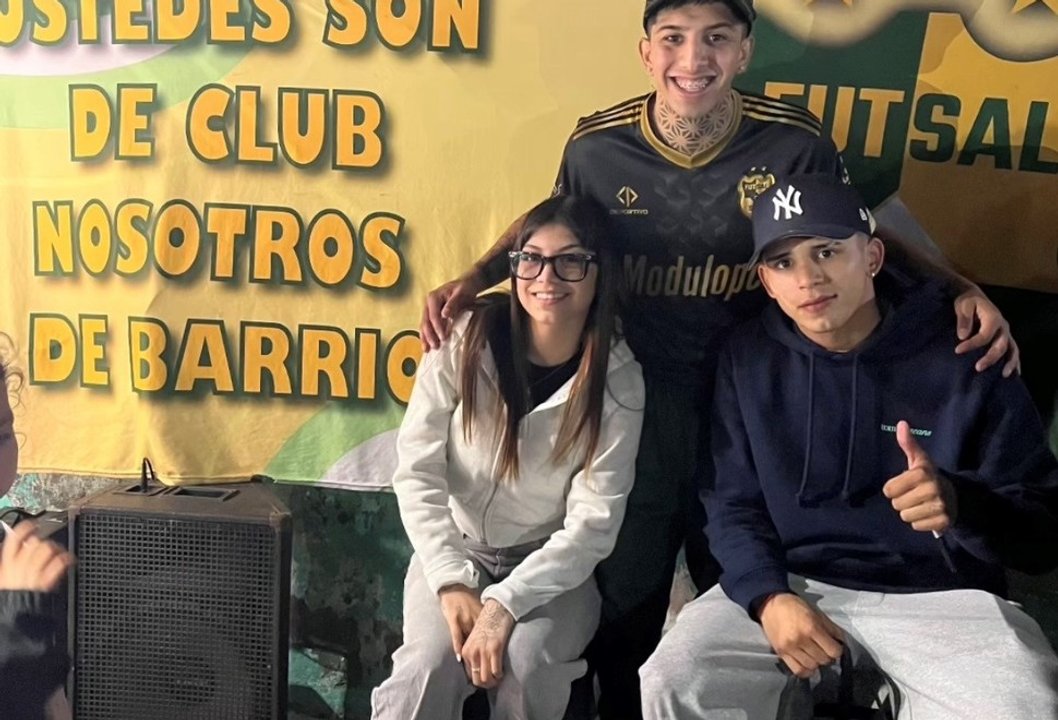 Leonel Flores participa de una olla popular en Monte Chingolo