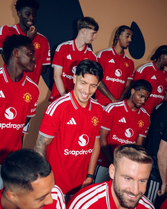 Lisandro Martínez en un partido con el Manchester United
