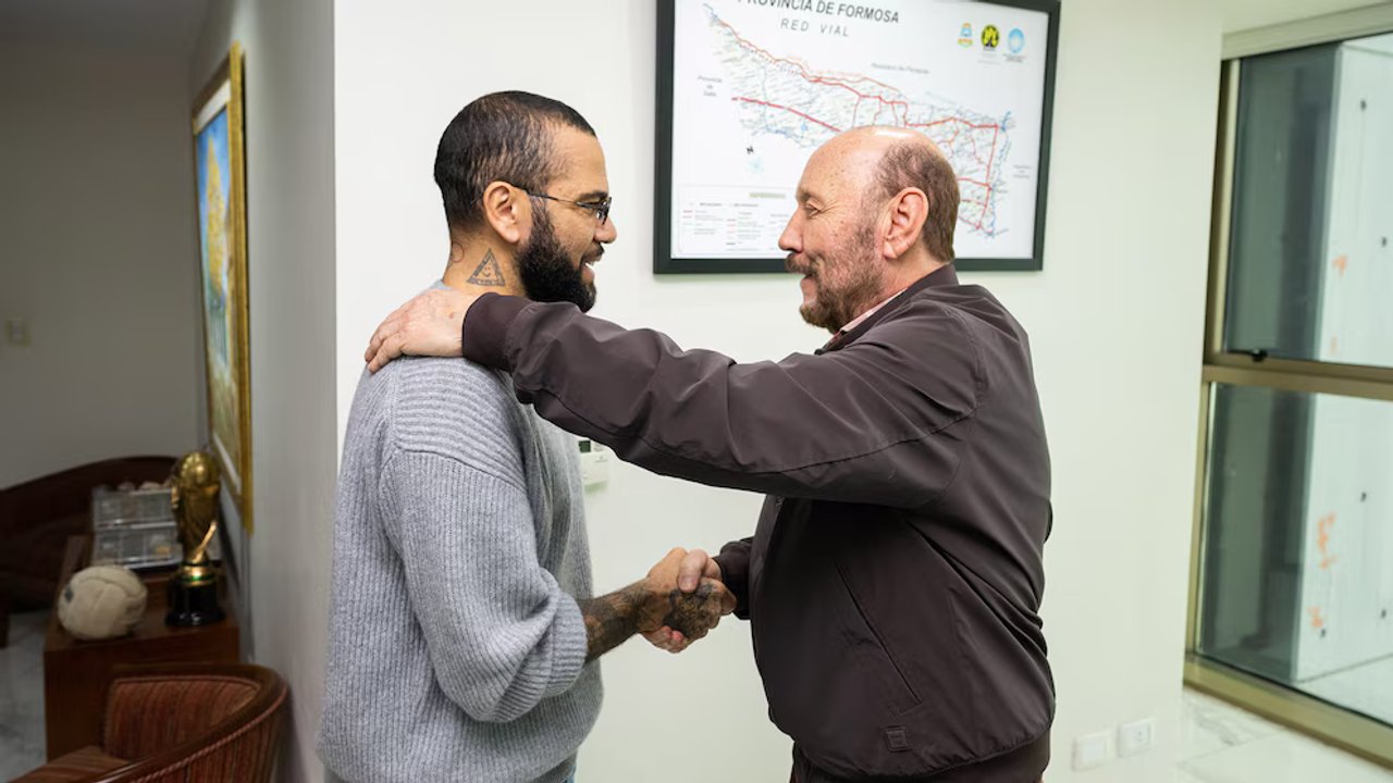 Dani Alves se reunió con el gobernador de Formosa en su gira religiosa por Argentina