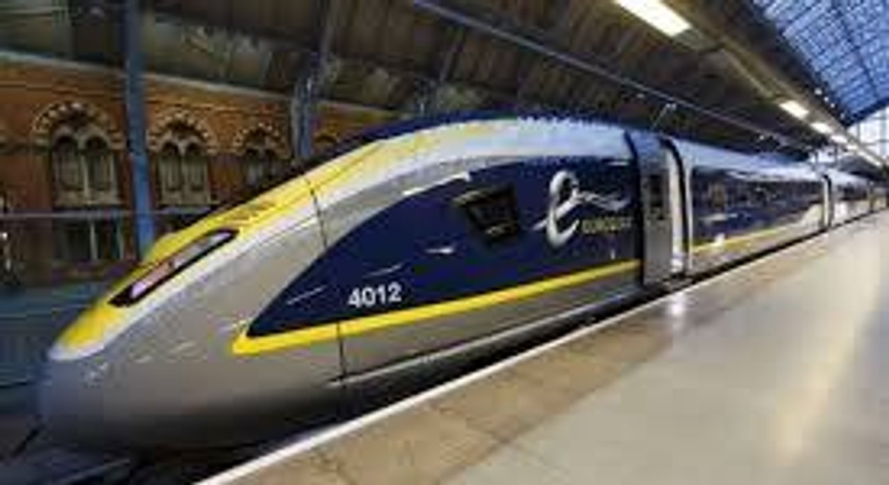 Choque de minibús con tren cerca de entrada francesa a Eurotúnel deja 19 heridos
